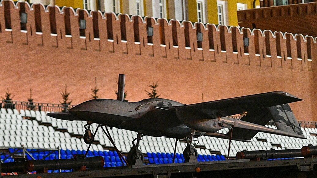 Ударный беспилотный самолет Корсар во время прохода военной техники на репетиции парада Победы на Красной площади Ударный беспилотный самолет Корсар во время прохода военной техники на репетиции парада Победы на Красной площади