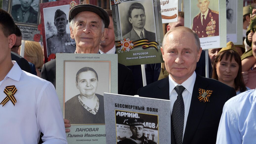 Президент России Владимир Путин с портретом своего отца-фронтовика Владимира Спиридоновича принимает участие в шествии патриотической акции Бессмертный полк в честь 74-й годовщины победы в Великой Отечественной войне 1941-1945 годов Президент России Владимир Путин с портретом своего отца-фронтовика Владимира Спиридоновича принимает участие в шествии патриотической акции Бессмертный полк в честь 74-й годовщины победы в Великой Отечественной войне 1941-1945 годов